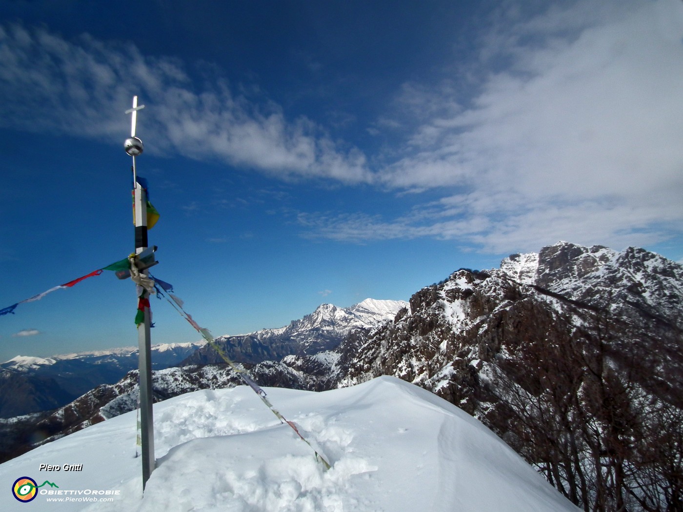 02 In vetta al Monte Ocone (anticima-croce 1363 m) con vistai in Camozzera e Resegone.JPG